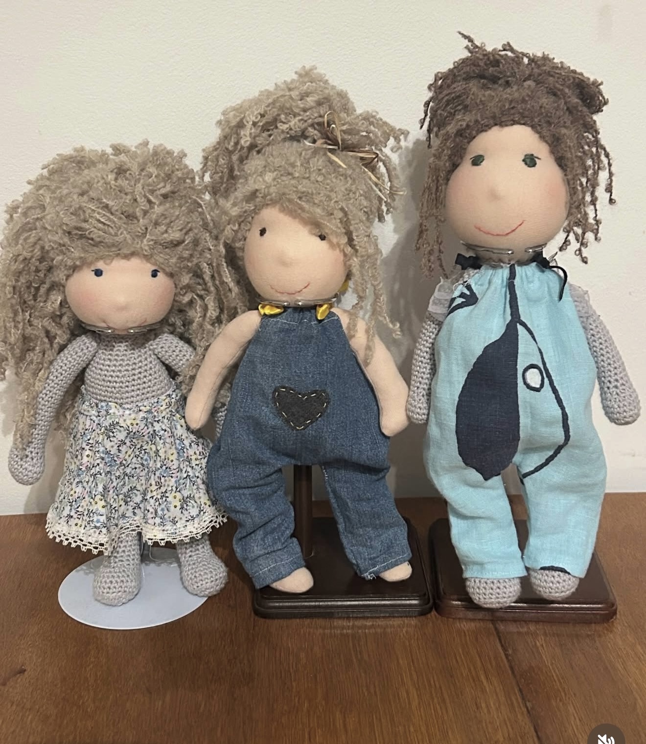 Drie handgemaakte Waldorf poppen met gebreide haren en zelfgemaakte kleertjes van oude kleding, te koop bij VintageGlitch