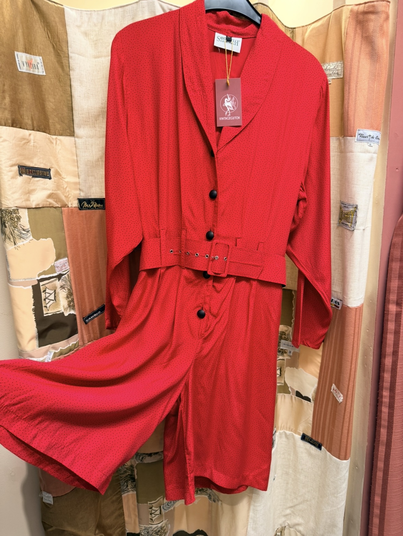 Rood vintage jasje met bijpassende rok en zwarte stippen, met VintageGlitch-label